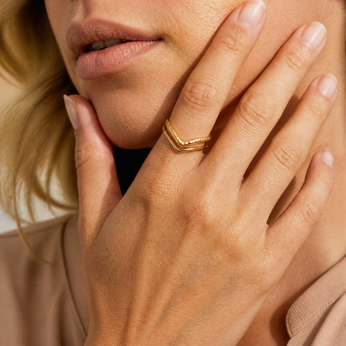 Sophisticated Curve Accent Ring