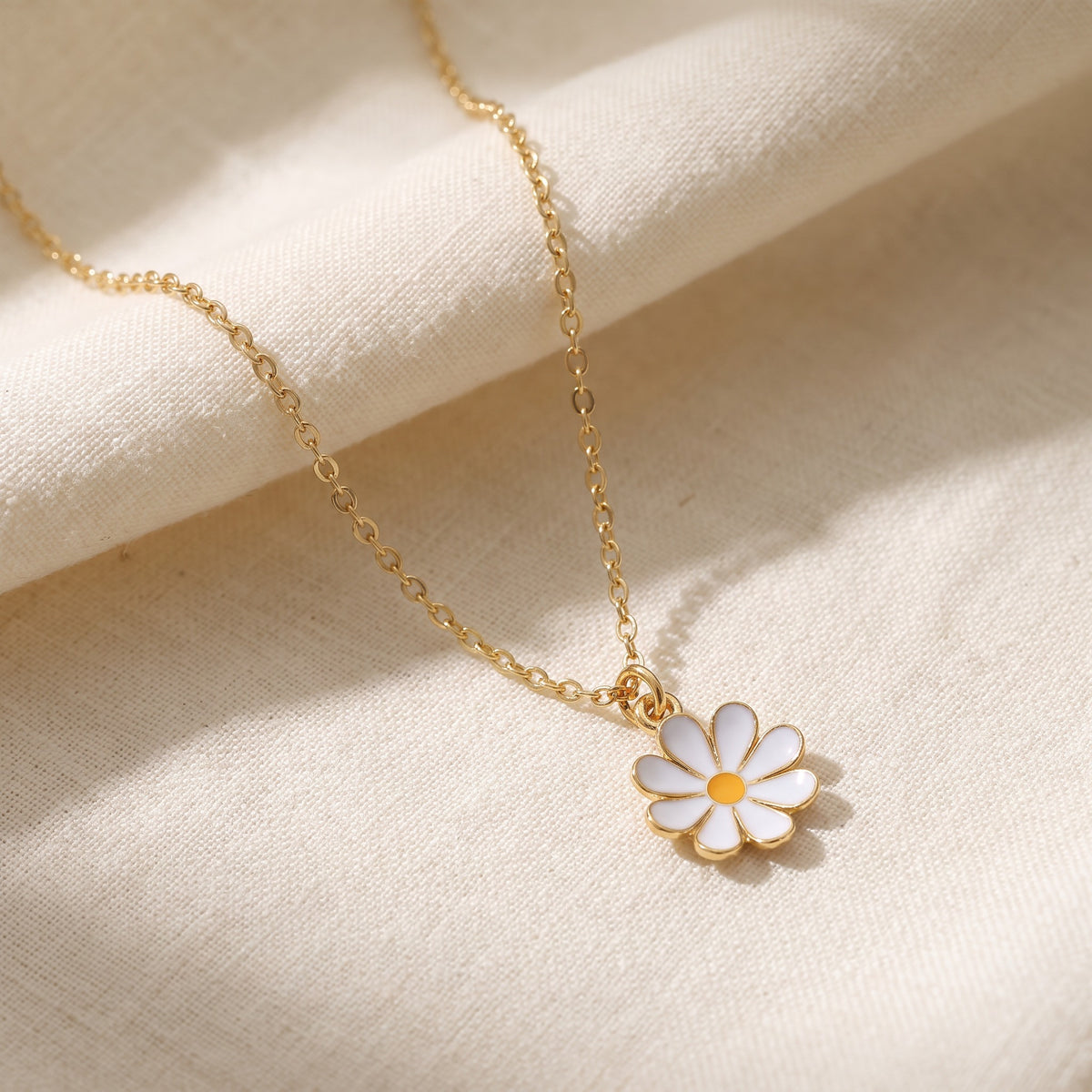 Refined Daisy Chain Necklace