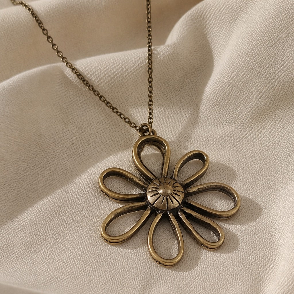Vintage Muse Flower Necklace